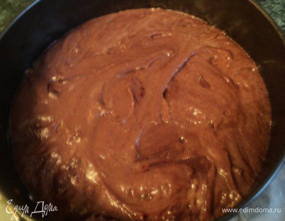 Во вторую часть теста добавить какао, перемешать и выпечь второй корж. 