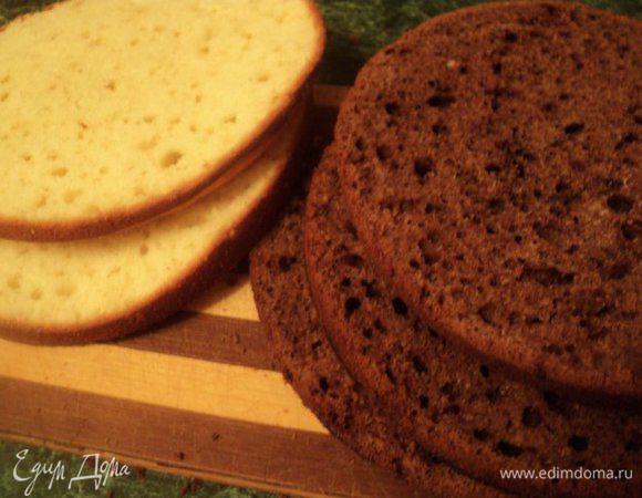 Готовые коржи охладить и разрезать на 2-3 части.