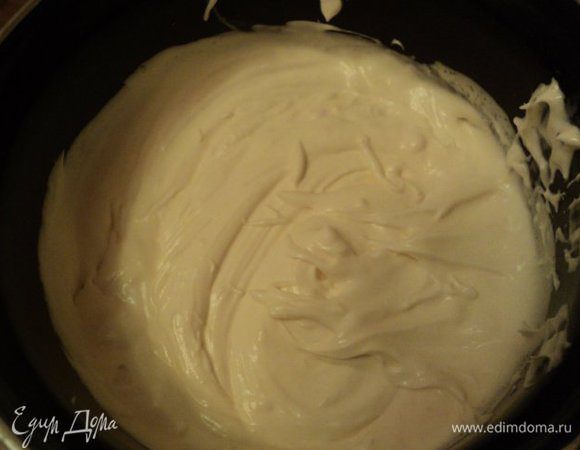 Для крема взбить миксером домашнюю сметану с йогуртом, сахаром и ванильным сахаром до загустения.