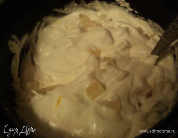 ¼ часть сметанного крема отложить для оформления верха и боков торта. В остальную часть добавить мелко порезанные консервированные ананасы.