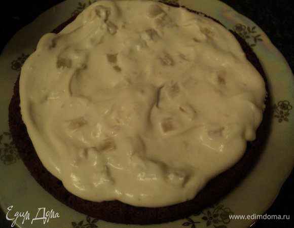 Переложить кремом коржи, чередуя по цвету. Верх и бока тоже обмазать кремом. Охладить в холодильнике минимум 3 часа, лучше на ночь.