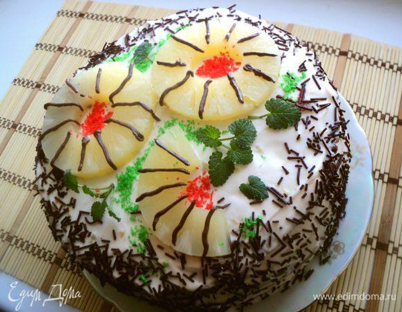 Бока торта обсыпать по желанию, я обсыпала шоколадной посыпкой. Верх украсила колечками ананаса, кокосовой стружкой.