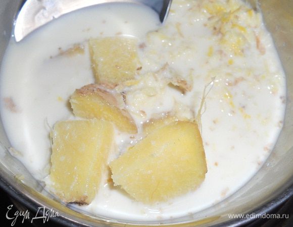 Молоко закипитить и снять с огня, добавить кусочками нарезанный имбирь и натертую цедру лимона, дать настояться 20 минут.
