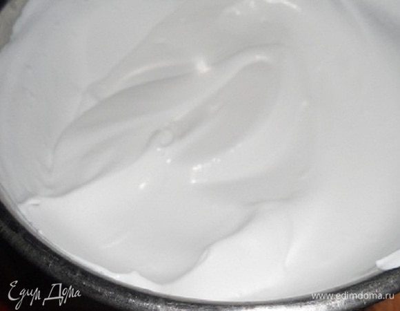 Взбить сливки до устойчивых пиков.