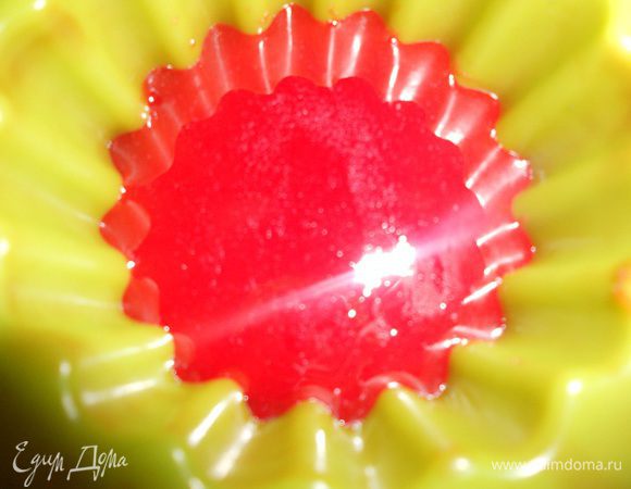 Пакетик желе высыпать в мисочку и поставить на огонь,добавить 0.5 ст. воды и распустить, довести до кипения не кипетить,остудить.Разлить по немногу по формачкам на дно и поставить в холодильник застывать.