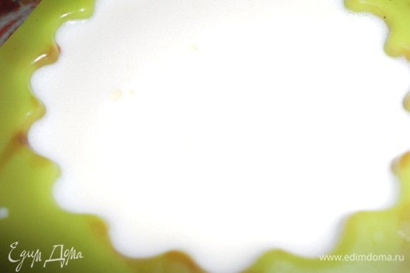 Желтковый крем смешать со взбитыми сливками,достать формочки из холодильника и разлить мороженное по формочкам и поставить в морозилку на 1,5 -2 часа.