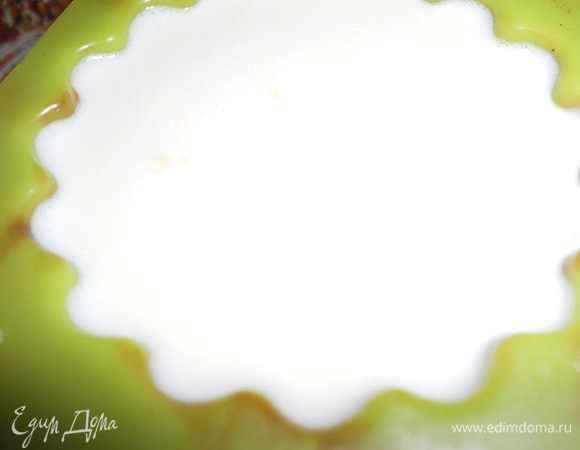 Желтковый крем смешать со взбитыми сливками,достать формочки из холодильника и разлить мороженное по формочкам и поставить в морозилку на 1,5 -2 часа.