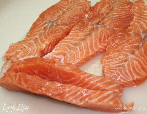 Рыбу очистить, распотрошить и нарезать на стейки толщиной 3 см. Каждый стейк разделить пополам, освободив при этом мякоть от хребтовой кости. Из двух стейков получается 4 толстых куска. Каждый такой кусок разрезать вдоль пополам (с противоположной стороны от кожи), не прорезая его до конца. Развернуть в виде бабочки. При этом край куска с кожей получается по центру бабочки