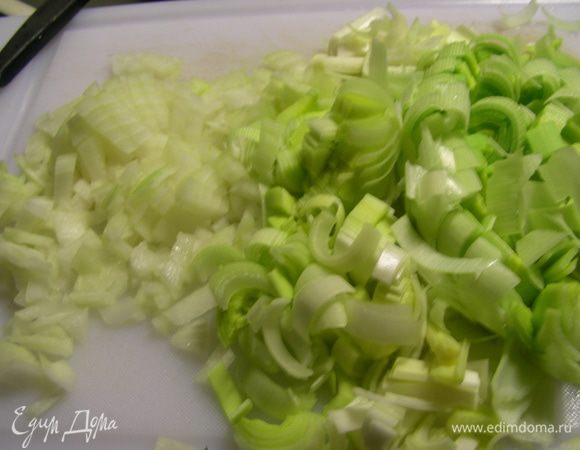 Мелко режем 1 луковицу и лук-порей и обжариваем их в большой кастрюле в половине оливкового масла.
