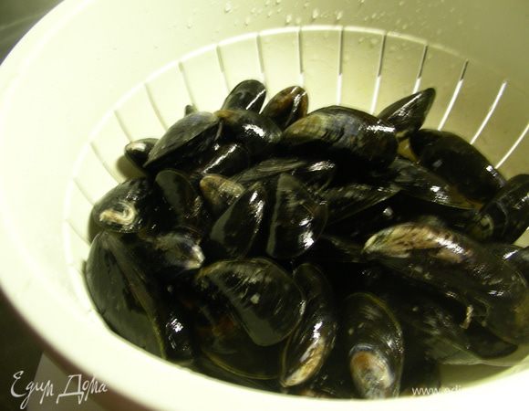 Мидии как следует промываем холодной водой.
