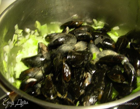 Добавляем их в кастрюлю, солим, перчим, вливаем вино, накрываем крышкой и готовим минут 5 на большом огне, помешивая время от времени. Если мидии раскрылись, значит они готовы.
