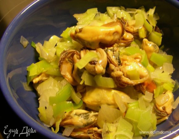 Мидии немного остужаем и затем очищаем их. 
