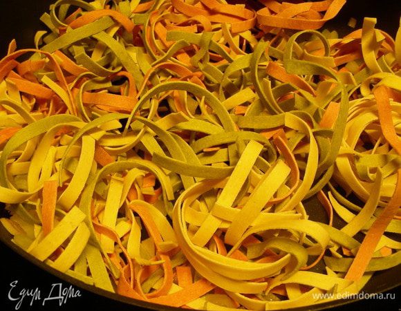 Пасту (сухую) разламываем напополам и добавляем в сковороду. Даем ей несколько минут пропитаться маслом и после этого добавляем треть шафранового бульона. Готовим ее на среднем огне минут 15-20, помешивая и периодически подливая бульон. 
