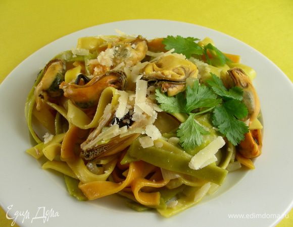 Подаем немедленно, паста быстро стынет. Украшаем веточками кинзы. Приятного аппетита))