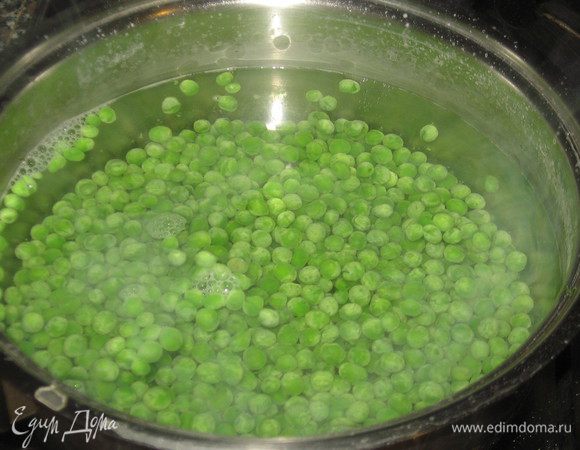 Отварить горошек в кипящей подсоленной воде 5 минут и откинуть на друшлаг.