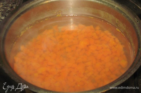 Морковь нарезать кубиками, отварить в кипящей подсоленной воде 5 минут и откинуть на друшлаг.
