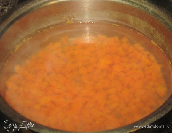 Морковь нарезать кубиками, отварить  в кипящей подсоленной воде 5 минут и откинуть на друшлаг.