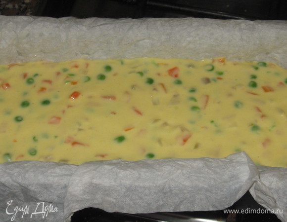 .Бумагу для выпечки намочить и хорошо отжать.В форму выложить пергамент и вылить тесто.