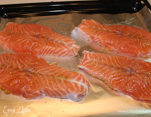 Духовой шкаф включить на режим гриль+конвекция с температурой 250 градусов. Выложить развернутые кусочки рыбы на противень, застеленный фальгой...посолить, поперчить и сбрызнуть оливковым маслом. Поставить в духовой шкаф на верхний уровень (под гриль). Можно использовать аэрогриль.