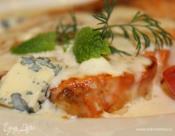 15-20 минут и праздничное блюдо готово! Соус можно подать отдельно, но нам нравится сразу полить им рыбу, чтобы она успела пропитаться ароматом сыра Дорблю. Свежие овощи тоже будут кстати))) Приятного аппетита!!!