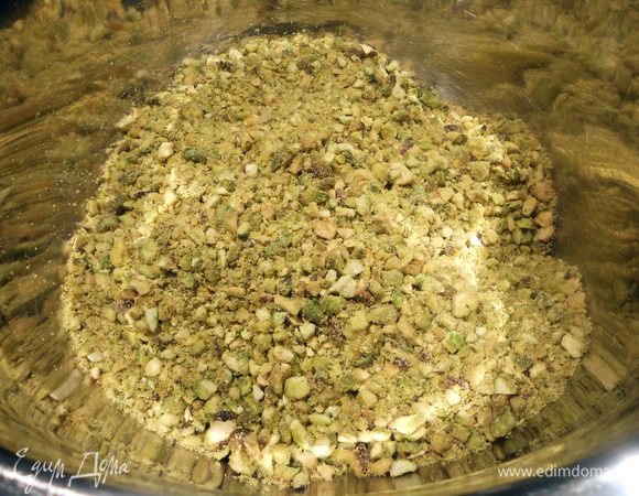 Фисташки измельчить с помощью комбайна.