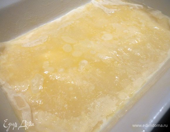 Форму (у меня дно 27х14 см) слегка смазать маслом. Выложить 1 лист (предварительно размороженного, если заморожено) теста. Я вырезал по линейке, чтобы слои по минимуму морщились (опыт первой пахлавы). Смазать щедро сливочным маслом, и выложить очередной слой фило. Каждый слой должен включать как минимум 7-8 листов теста, промазанных маслом (это была моя вторая ошибка в первой пахлаве - использовал по 3-4 листа в каждом слое, в итоге они фактически не чувствовались в готовой пахлаве, а нижний слой практически растворился:)) 