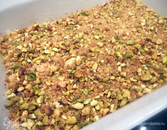 Присыпать орехами. Казалось бы (ну по моей логике, чем больше орехов - тем лучше), но лучше без фанатизма - слоя примерно в 1,5 см. будет достаточно, форму лучше сохранит. Поверх орехов выложить фило, опять же смазывая маслом. Повторить слои, пока позволяет высота формы, но и злоупотреблять не нужно: на мой взгляд идеально 3 слоя теста и два - орехов (верхний - тесто). 