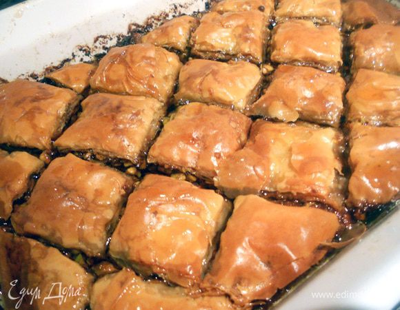 За это время сварить сироп из указанных ингредиентов, минут 5, немного остудить. Еще теплую (но не горячую) пахлаву обильно и равномерно полить сиропом (возможно, потребуется не весь). Дать постоять хотя бы час-два и можно подавать (но на следующий день еще лучше!)