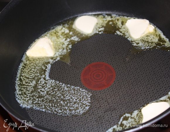 Растопить 3 ст. л. сливочного масла в глубокой сковороде или сотейнике.