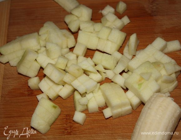 Яблоко очистить и нарезать маленькими кубиками.