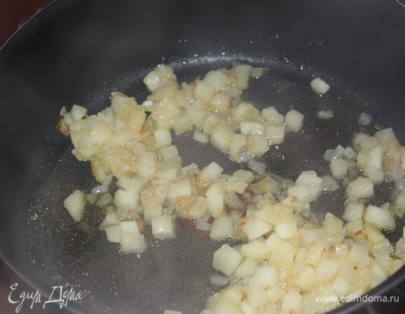 Добавить коньяк и выпарить его,прибавив огонь.