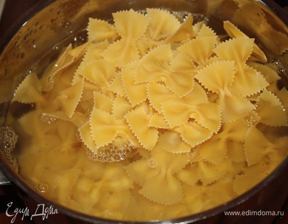 Отвариваем макароны в кипящей подсоленной воде до готовности,указанной на упаковке. Оставляем немного воды,чтобы добавить в соус (как и во все соусы со сливками)