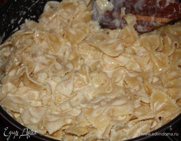 Выкладываем в соус макароны,добавляем примерно 50 мл воды от варки макарон и перемешиваем. Убираем с огня.