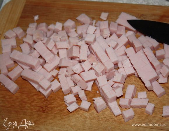 Нарезаем окорок маленькими кубиками.
