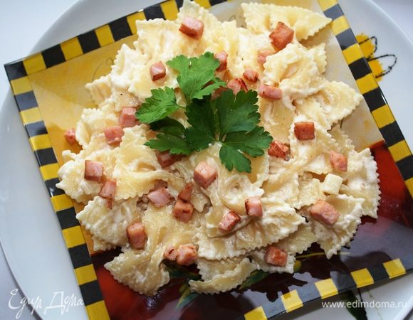 Все!!Украшаем макароны сверху окороком и подаем!!!Приятного аппетита!!! Потом можно окорок и макароны перемешать вместе,на вкусе совершенно не отразится))))))