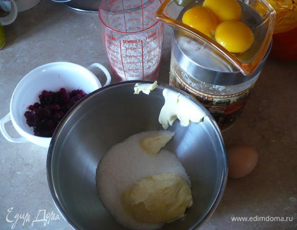 Все продукты должны быть комнатной температуры! Масло взбить с сахаром миксером пару минут.
Затем добавить1 яйцо и снова взбить.