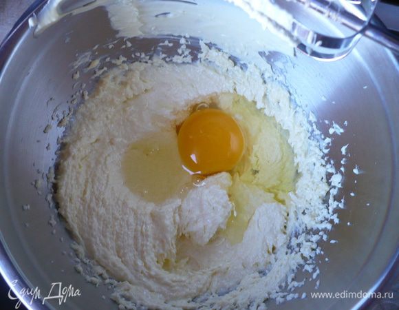 Затем добавить 3 желтка и снова взбить.