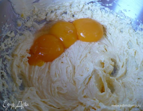 Затем ввести просеянную муку и смешать до однородной массы, но не долго. Добавить к тесту клюкву и перемешать аккуратно ложкой.