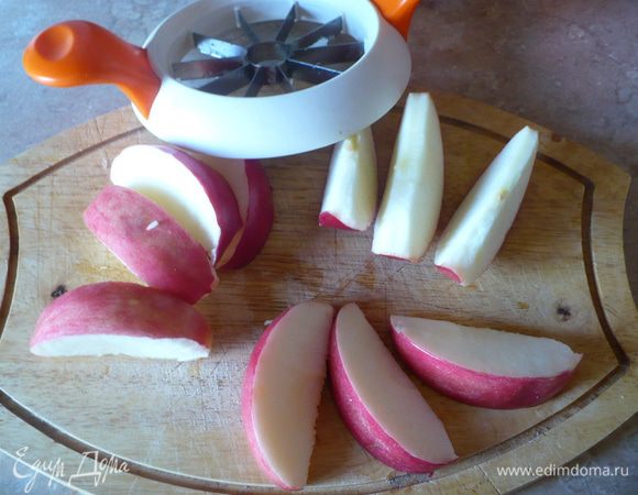 Яблоко порезать на дольки и почистить.