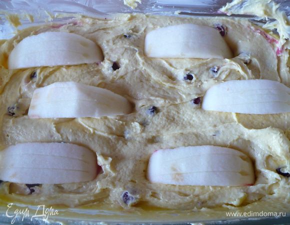 Форму для запекания смазать сливочным масло и присыпать мукой.