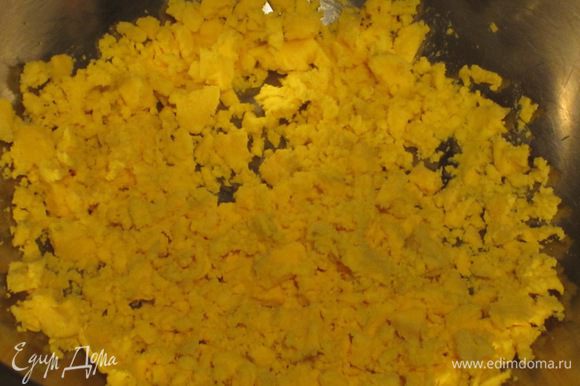 Яйца отварить вкрутую, вынуть желток и размять вилкой (белок мы не будем использовать).