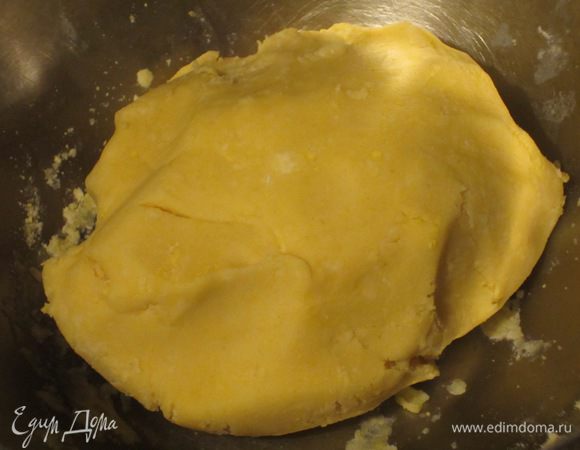 Из желтков, муки, крахмала, сливочного масла замесить тесто.
