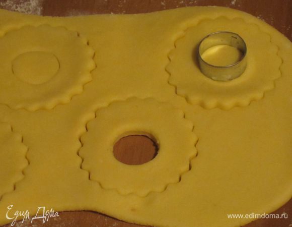 Раскатать тесто в пласт толщиной  0.8 см и с помощью формочек вырезать печенье в виде цветочков.