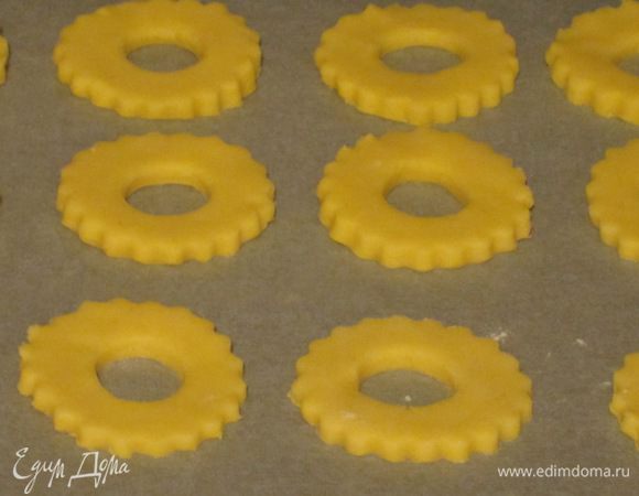 Противень выстелить бумагой для выпечки и выложить печенье.Выпекать в разогретой до 180°С духовке 15 минут. Следите  за тем, чтобы печенье не подрумянилось.