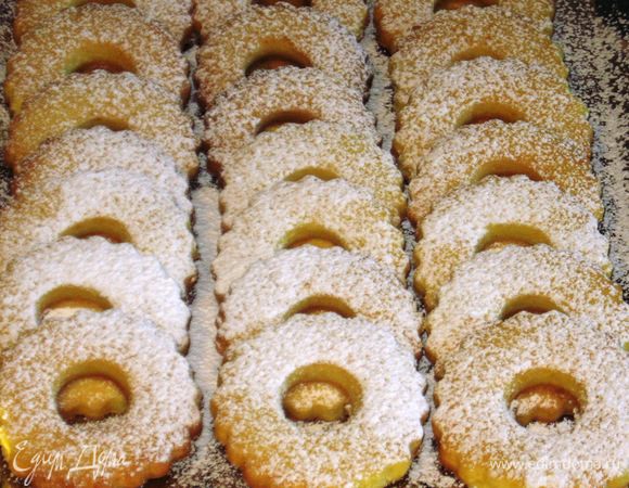 Остудить печенье на противне и посыпать сахарной пудрой. Приятного аппетита:)