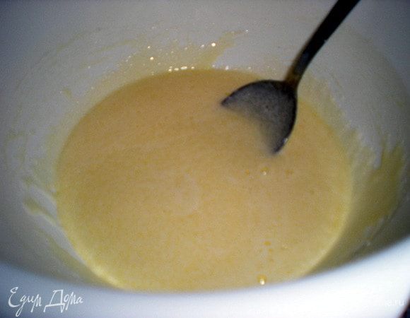 Растереть сахар с яйцом.