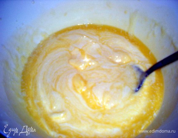 Добавить растопленное масло.