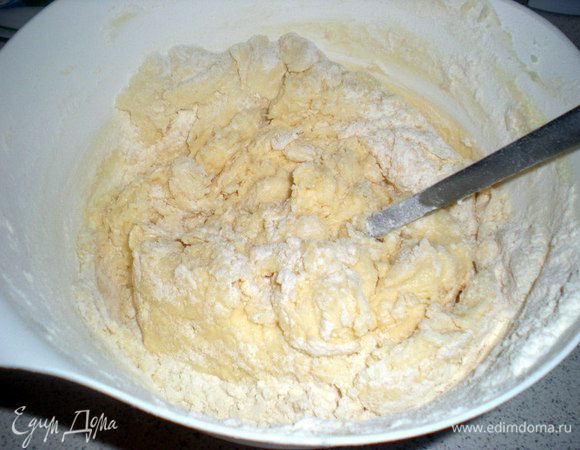 Добавить муку с разрыхлителем.Вымесить тесто,можно по мере вымешивания добавить еще немного муки,но не перестарайтесь.Лучше поставить в холодильник на полчасика.Затем тесто будет хорошо формироваться.