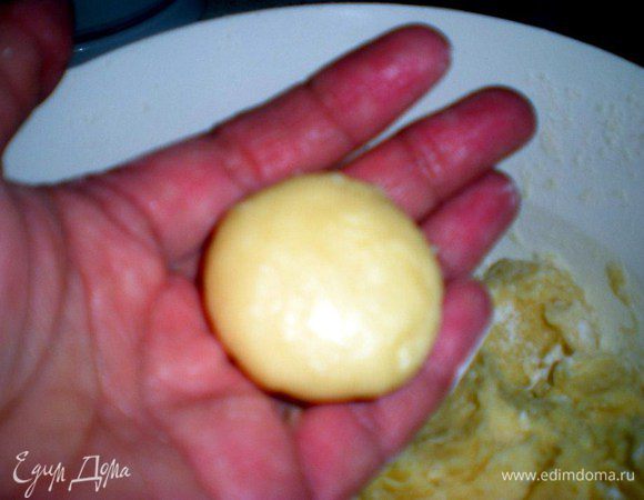 Между ладошками скатываем шарики, это будут шляпки.Затем немного сплющиваем и выкладываем на застеленный бумагой противень. Не старайтесь сделать совершенно одинаковые грибочки,ведь в природе они бывают разнообразных форм.