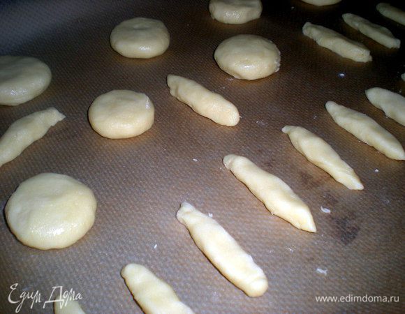 Ножки скатываем так же между ладошками ,но уже в небольшие колбаски.Таких колбасок должно быть в два раза больше, чем шляпок.Выпекаем при 170 гр. 15-20 мин. Не дожидайтесь сильной румяности,чуть с низу должны зарумяниться края.